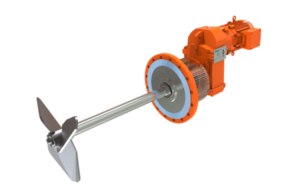 Industriële mixer met een oranje elektromotor en tandwielkast, bevestigd aan een lange metalen as die eindigt in een propeller met twee bladen. De machine is ontworpen voor het efficiënt mengen of roeren van vloeistoffen in grote tanks.