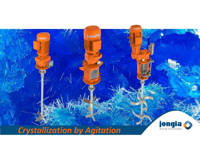 Drie oranje industriële mengmachines met verticale assen en mengmessen staan afgebeeld tegen een blauwe kristallijne achtergrond. De tekst luidt "Kristallisatie door agitatie". Het logo van Jongia Mixing Technology is zichtbaar.