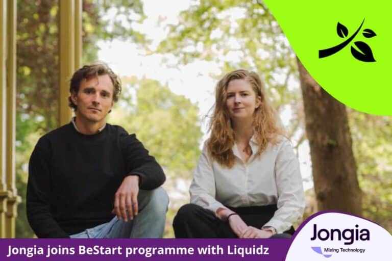 Zwei Personen sitzen im Freien auf einer Veranda mit Bäumen im Hintergrund. Ein grünes Banner mit einem Blatt und Jongia schließt sich dem BeStart-Programm an, wobei Ideen mit Liquidz gemischt werden, und das Jongia-Logo erscheint am unteren Rand des Bildes.