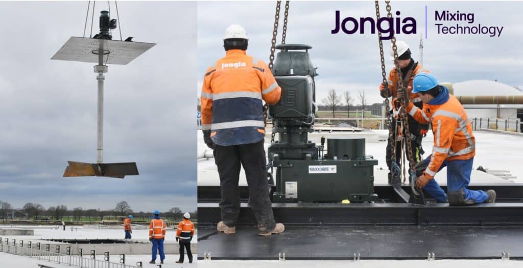 Links begeleiden arbeiders in oranje veiligheidsjasjes een grote industriële mixer die door een kraan wordt opgetild. Rechts installeren arbeiders de apparatuur op een dak naast het logo "Jongia Mixing Technology". De lucht is bewolkt.