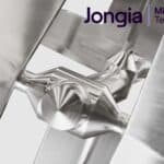 Close-up van een glanzend roestvrijstalen industrieel mixerblad met hoekige oppervlakken. De achtergrond is lichtgrijs. Rechtsboven staat de paarse tekst Jongia Mixing Technology. De algehele uitstraling is strak en modern.