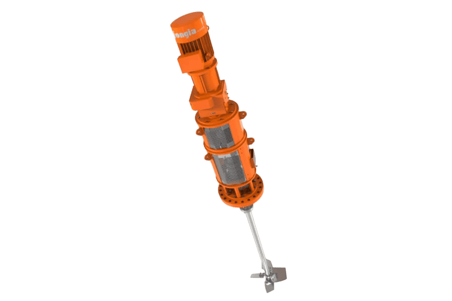 Oranje industriële mixer met een verticale cilindrische behuizing, elektromotor bovenaan en een lange as die eindigt in een platbladige waaier. Het ontwerp is technisch, met zichtbare bouten en ventilatieopeningen, geïsoleerd op een effen witte achtergrond.