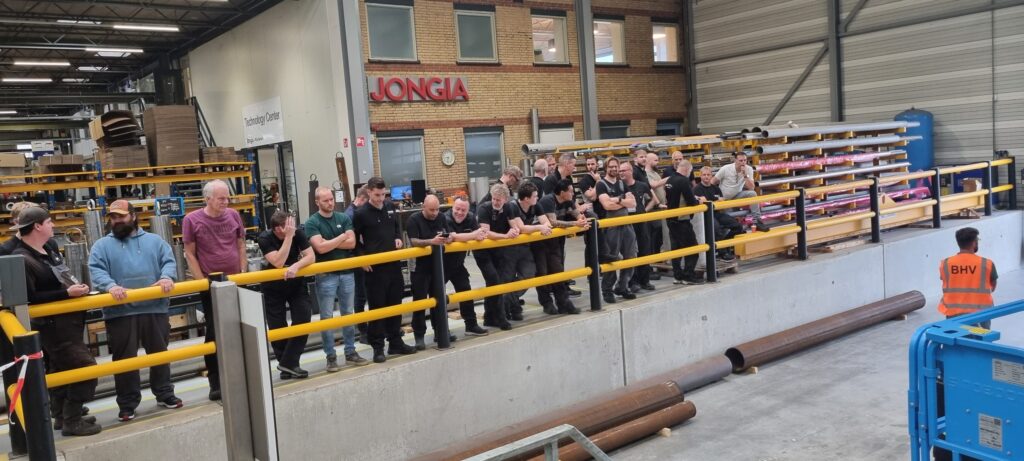 Jongia colleagues gathered behind the yellow safety railing in the production hall to watch the rescue demonstration.
