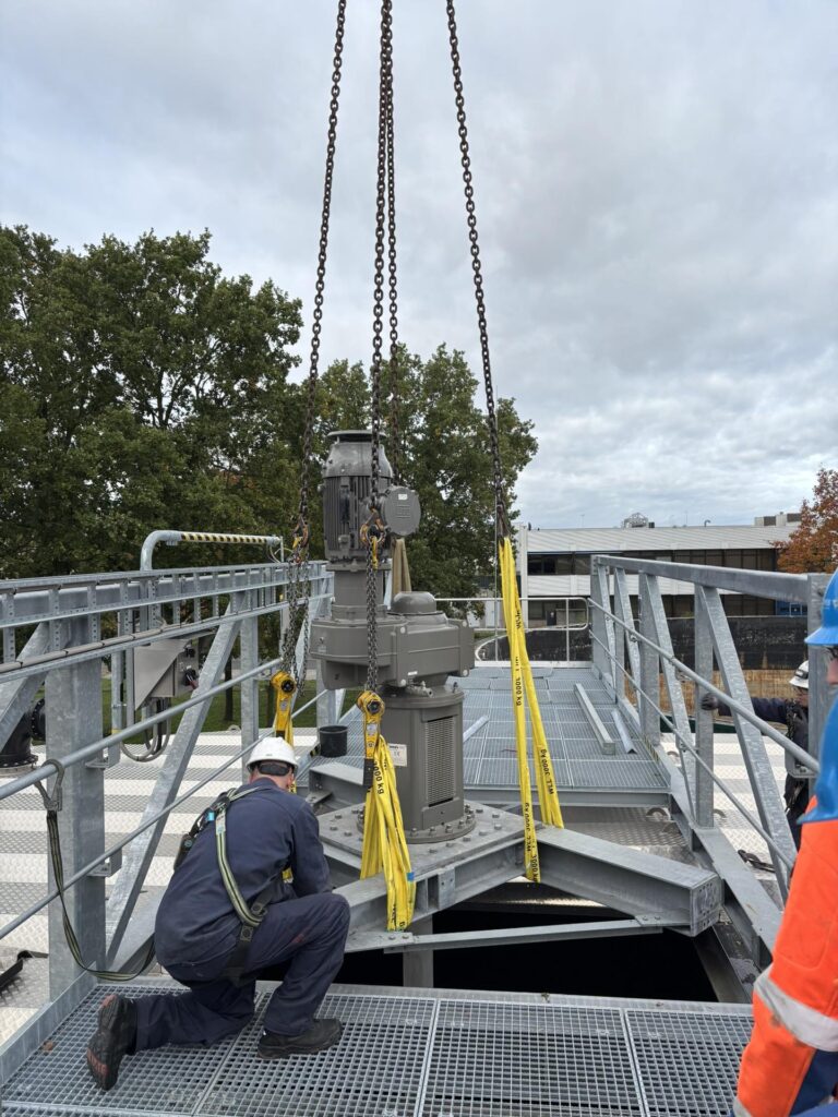 An engineer prepares the Jongia agitator on the bridge before the lift.