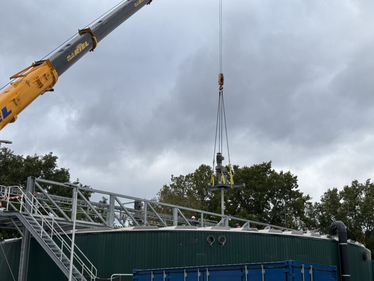 Ein Jongia-Rührwerk vom Typ LB hängt an einem Mobilkran über der Brücke auf dem Schlammmischtank der Kläranlage Venlo.