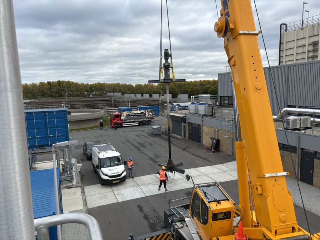 The lifted Jongia agitator is lowered to the ground at WWTP Venlo, with the treatment basins in the background.