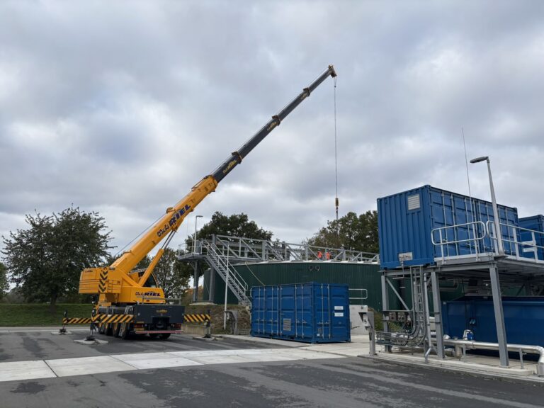 A mobile crane is set up next to the sludge mixing tank at WWTP Venlo, ready to lift out the Jongia agitator.